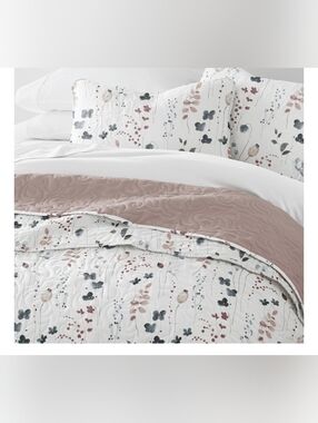 Floral Print Reversible Quilt Set in Blush and White